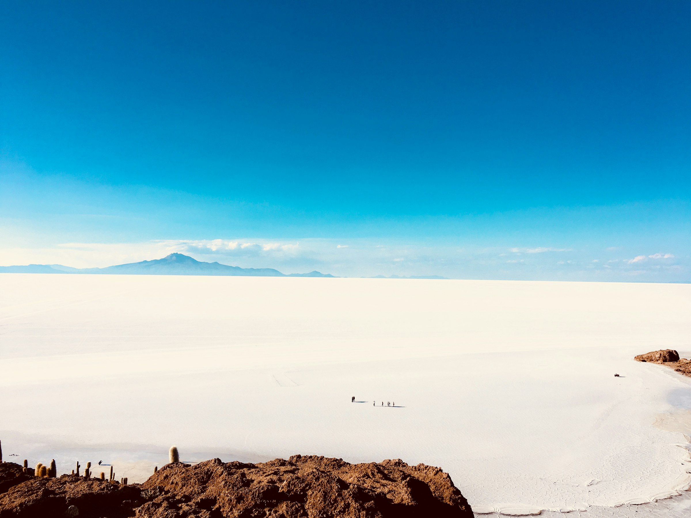 Salar de Uyuni, deserto de sal na Bolívia, sob céu azul